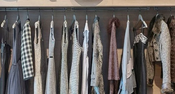 Bilde av klesgarderobe
