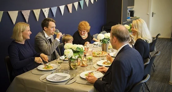 Bilde av festsal med mennesker